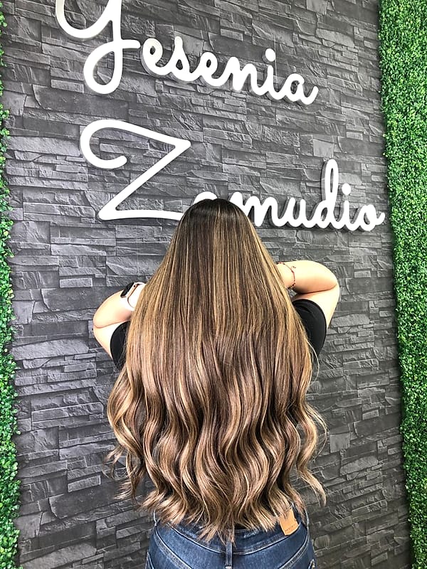 Balayage frente al muro con el nombre Zamudio