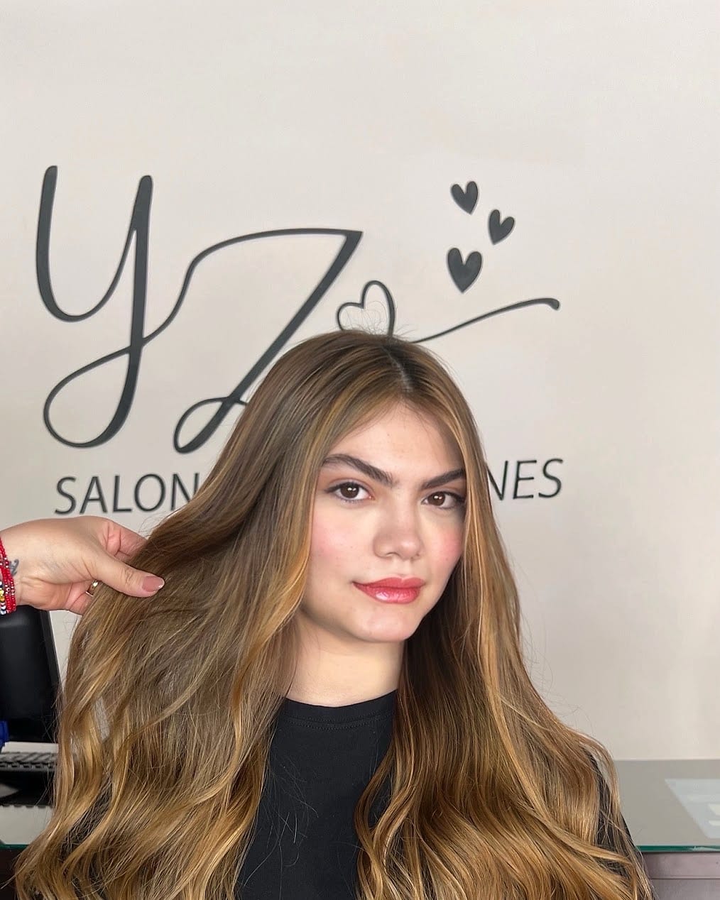 Clienta con cabello largo en ondas y tono miel